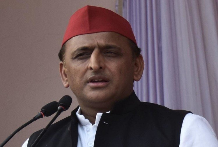 छापेमारी के दौरान सपा प्रमुख अखिलेश ने चुनाव आयोग से की अपील 