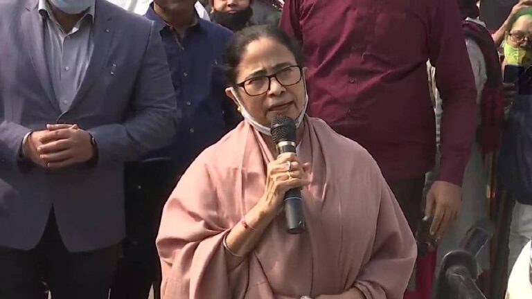 पश्चिम बंगाल की मुख्यमंत्री ममता बनर्जी ने कहा है – सरकार प्रतिबंध लगाए’