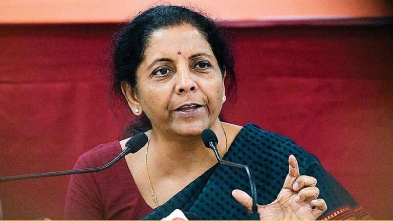 कपड़ों पर टैक्स की दर 5 फीसदी रखी गई है, फुटवियर पर फिलहाल कोई फैसला नहीं 
