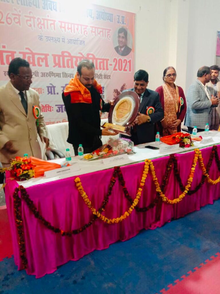 कुलपति ने खिलाड़ियों को खेल भावना से खेलने का दिया मंत्र
