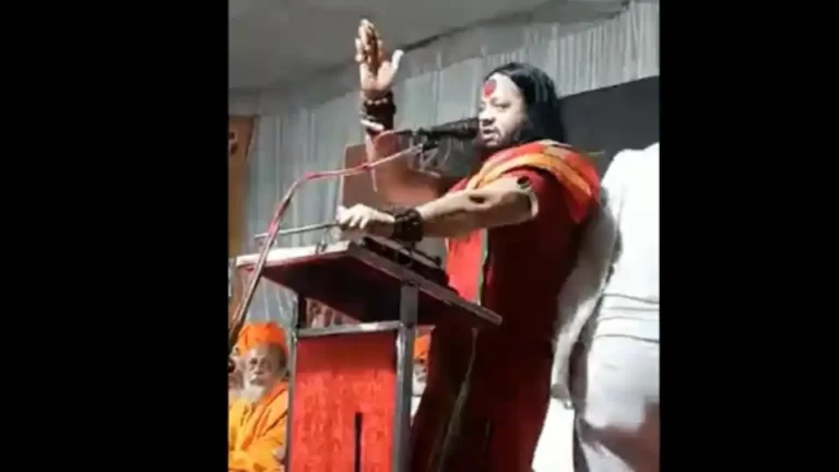 इस बार महात्मा गांधी को लेकर कालीचरण महाराज अपमानजनक शब्दों का किया इस्तेमाल