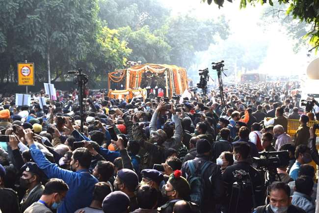 सीडीएस जनरल बिपिन रावत और पत्नी मधुलिका का पंचतत्व में विलय