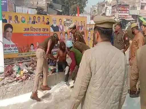 शर्म आनी चाहिए यूपी पुलिस को: जबरन जानवरों की गाड़ियों में ले जाया गया गरीबों को