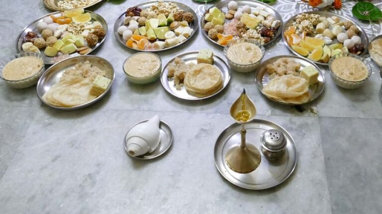 पूजा में प्रसाद चढ़ाते समय देवताओं की पसंद-नापसंद का रखना चाहिए ध्यान