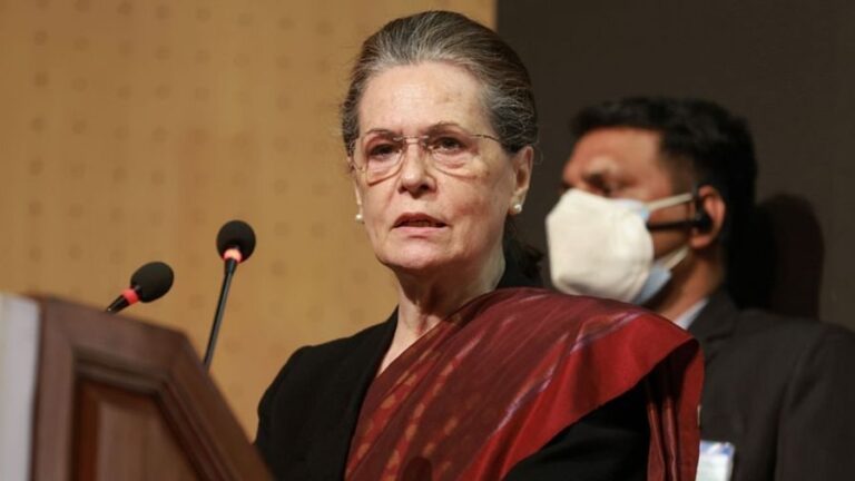 संविधान को दरकिनार कर चला रहे हैं लोकतंत्र और तानाशाही – सोनिया गांधी