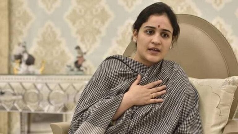 अपर्णा यादव की मां के खिलाफ एफआईआर, हुए थे जांच के आदेश
