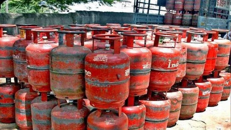 नए साल में बड़ी राहत, एलपीजी गैस सिलेंडर की कीमत 102.50 रुपये