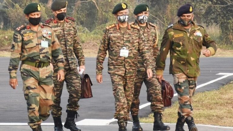 सेना प्रमुख एमएम नरवन ने नई लड़ाकू वर्दी में पूर्वी कमान का दौरा किया