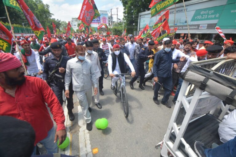 यूपी चुनाव 2022: समाजवादी पार्टी के कार्यकर्ताओं ने जलाया सपा का झंडा, जानिए वजह