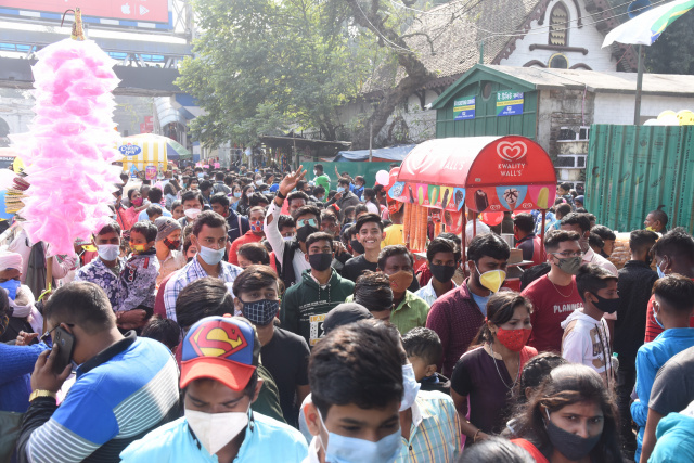 अभी भी सतर्क नहीं हुए लोग, भीड़ बनी चिंता का कारण