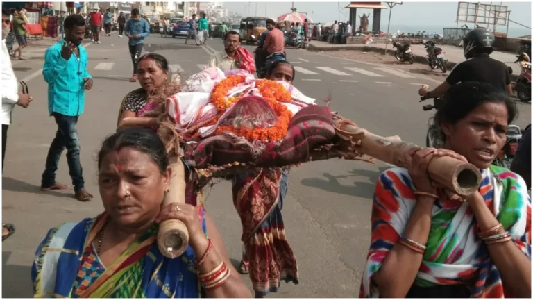मां के लिए लड़कियों ने तोड़ी परंपरा, जानिए क्या है पुरा मामला ?
