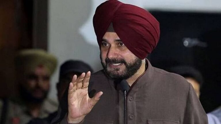 नवजोत सिंह सिद्धू के सामने सुरक्षाकर्मियों ने महिलाओं से की बदसलूकी! 