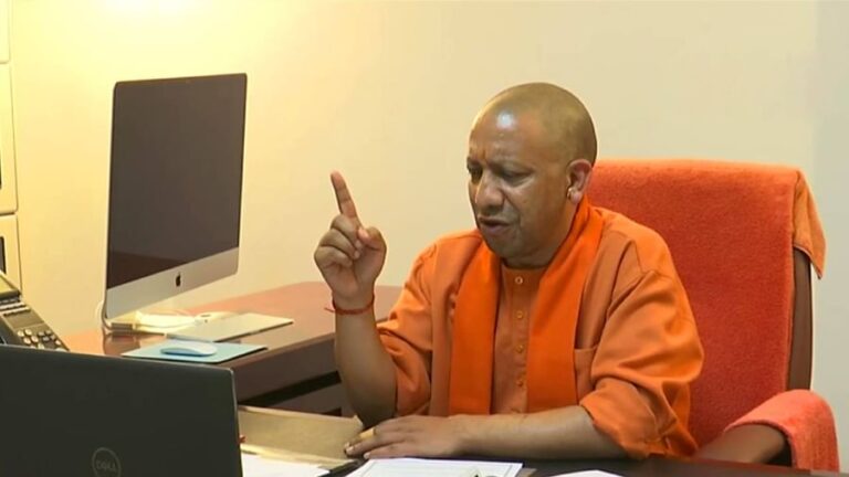 मुख्यमंत्री योगी आदित्यनाथ ने कहा कि कोई भी लड़की अपनी मर्जी से हिजाब नहीं पहनती