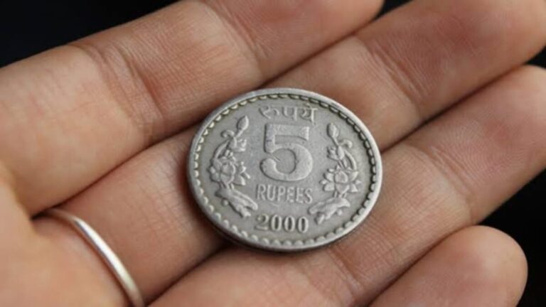 घर में पैसों की किल्लत को दूर करने के लिए 5 रुपए के सिक्के से करना होगा टोटका
