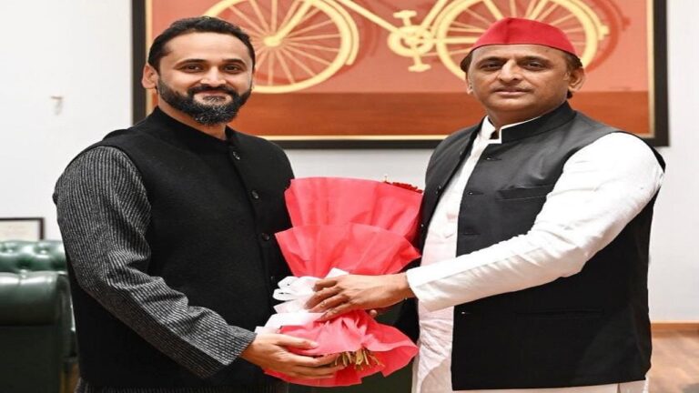 यूपी चुनाव 2022: अखिलेश यादव से मिले रीता बहुगुणा जोशी के बेटे मयंक जोशी