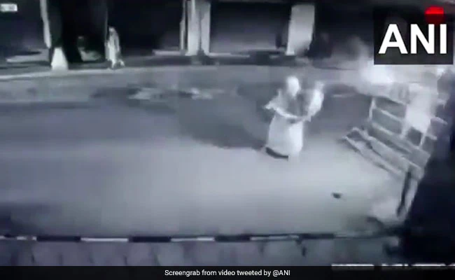 vaqbf_burqaclad-woman_625x300_30_March_22 सीआरपीएफ