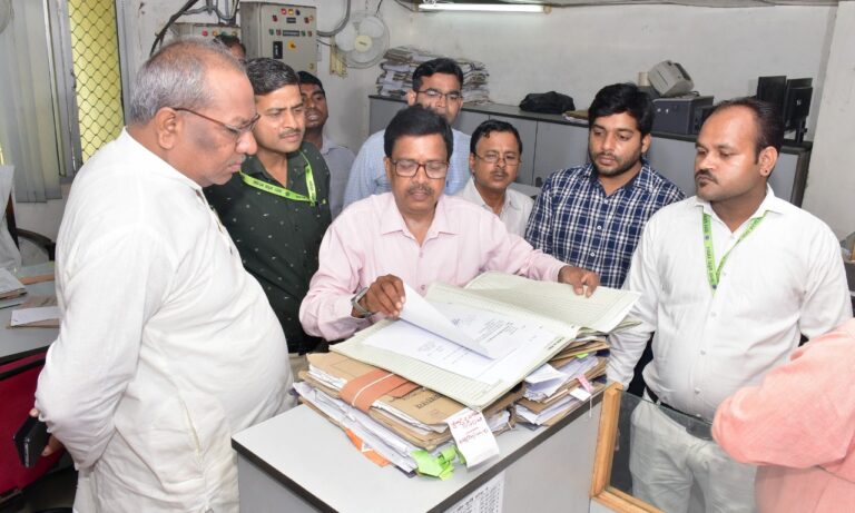  बहुखंडी स्थित मत्स्य अनुभाग का औचक निरीक्षण करने पहुंचे मंत्री संजय निषाद
