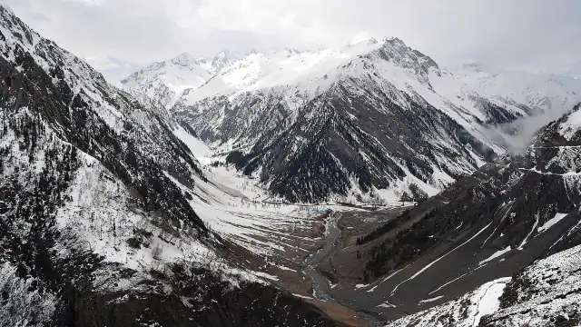 निर्माणाधीन