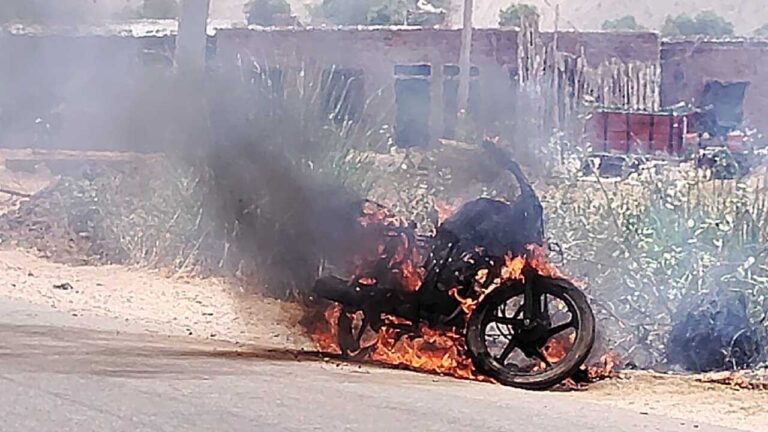 चलती बाइक में आग लगने से क्षेत्र में मची अफरा-तफरी