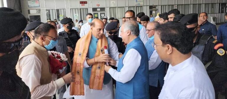  लखनऊ पहुंचे रक्षामंत्री राजनाथ सिंह, ड्रीम प्रोजेक्ट किसान पथ का काम देखकर हुए खफा