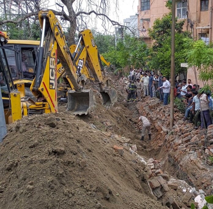 noida wall collapse