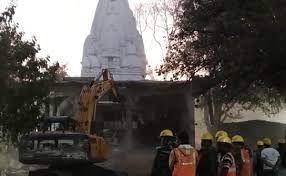 मंदिर के अवैध निर्माण पर चला बुलडोजर, बावड़ी में गिरकर हुई थी 36 लोगों की मौत