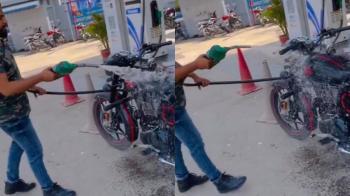 शख्स ने पेट्रोल से धो डाली बाइक