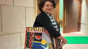 ‘फिलिस्तीन’ लिखा बैग लेकर संसद पहुंचीं प्रियंका गांधी वाड्रा, मचा बवाल