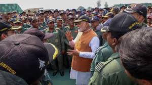 आदमपुर एयरबेस पर सेना के जवानों से पीएम मोदी ने मुलाकात की