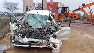 बाराबंकी में मौत का तांडव: अर्टिगा और ट्रक की टक्कर में उड़ीं चार जिंदगियां बाराबंकी में मौत का तांडव: अर्टिगा और ट्रक की टक्कर में उड़ीं चार जिंदगियां