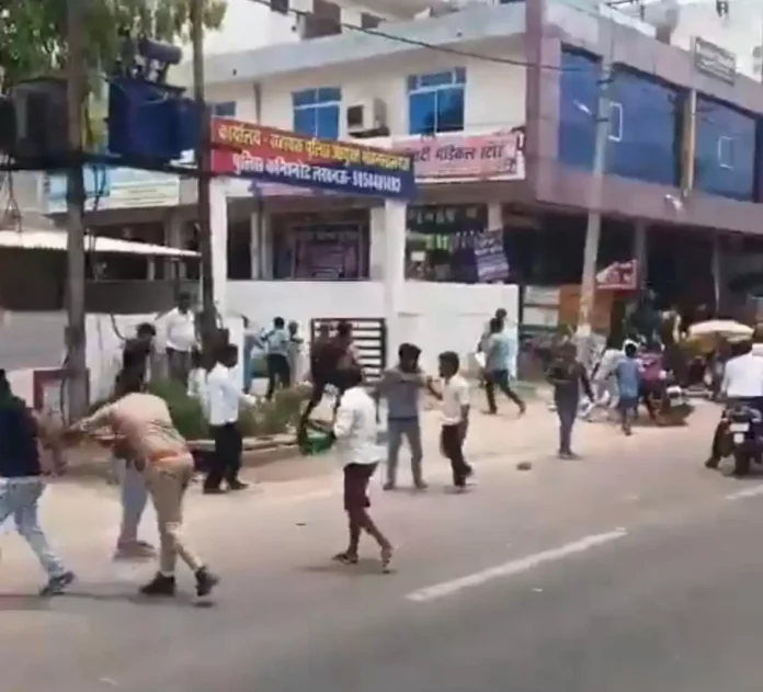 मोहनलालगंज स्थित एसीपी ऑफिस के गेट पर दबंगों ने जमकर की मारपीट