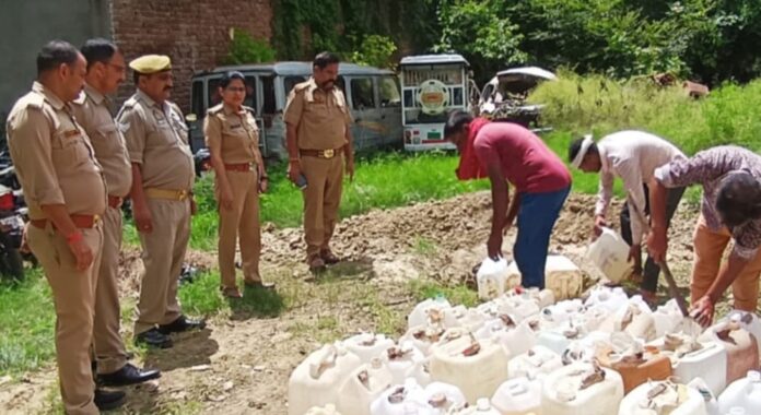 पुलिस ने 700 लीटर अवैध शराब को किया नष्ट
