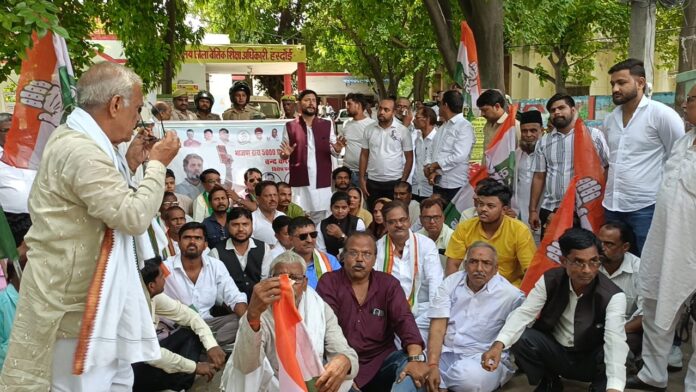 भाजपा छीन रही गरीबों से शिक्षा का अधिकार, विद्यालय बंद खुल रही मधुशालाएं