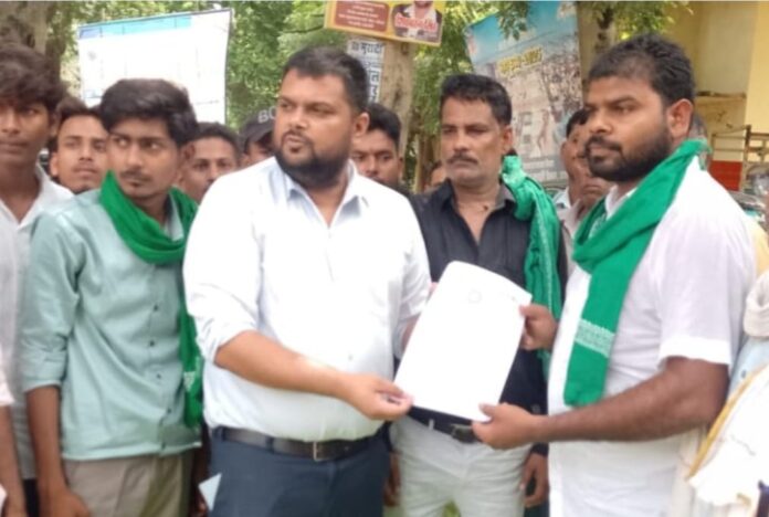 विभिन्न मांगों को लेकर भाकियू ने धरना प्रदर्शन कर प्रशासन को सौंपा ज्ञापन