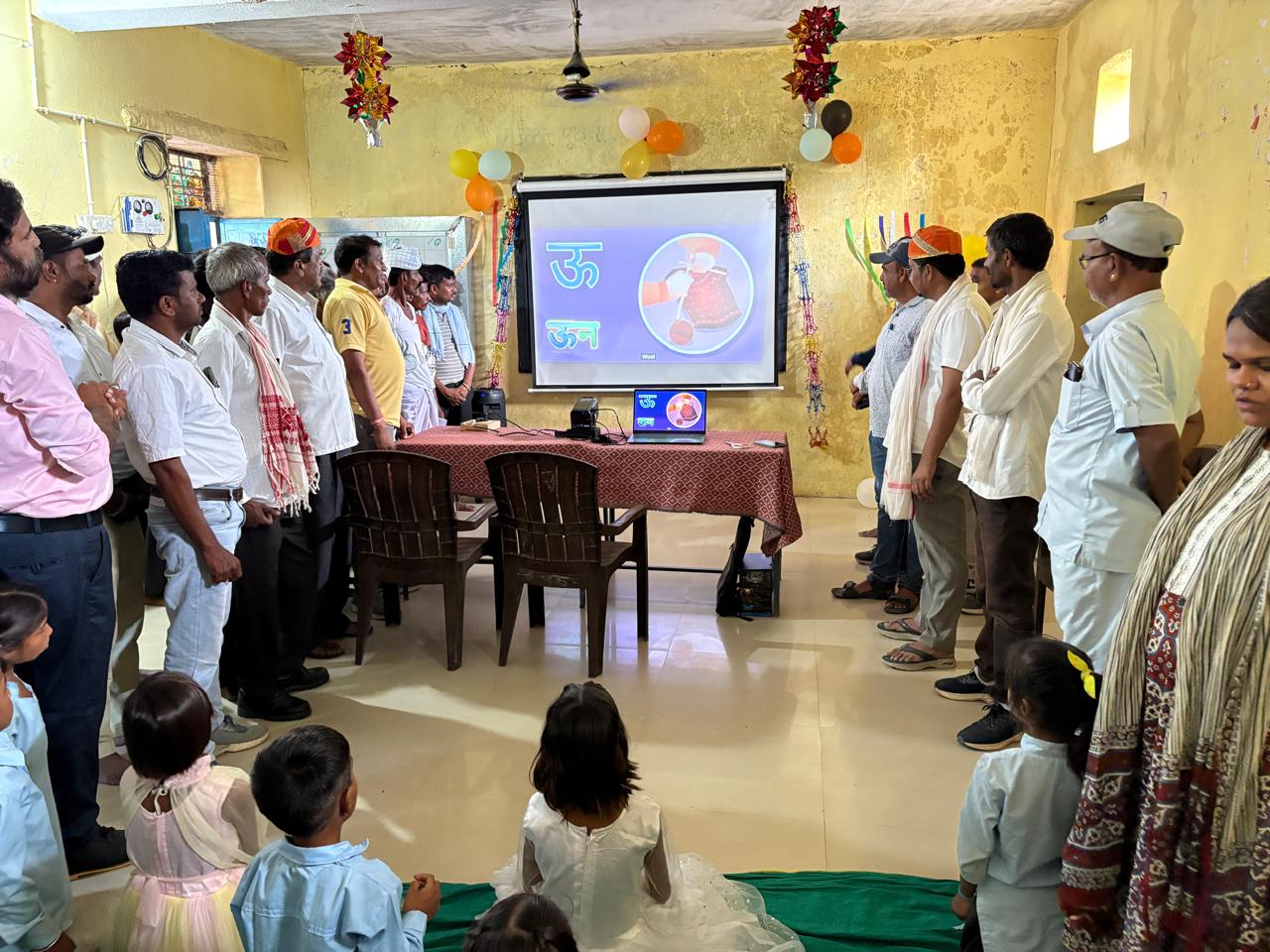विधायक उमेश डामोर ने बांटे लैपटॉप और प्रोजेक्टर