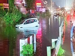 उदयपुर में मूसलाधार बारिश, हाइवे की सर्विस रोड पर कारें डूबी