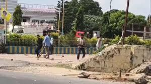कब्रिस्तान विवाद को लेकर दो गुटों में फायरिंग, इलाका पुलिस छावनी में तब्दील