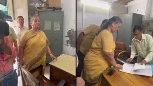 लखनऊ नगर निगम में नदारद दिखे अधिकारी-कर्मचारी तो मेयर का पारा चढ़ा