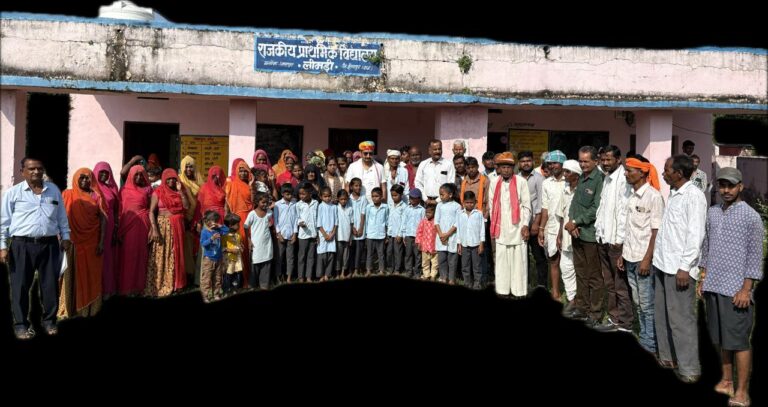 विधानसभा आसपुर में विधायक उमेश डामोर ने बांटे लैपटॉप और प्रोजेक्टर